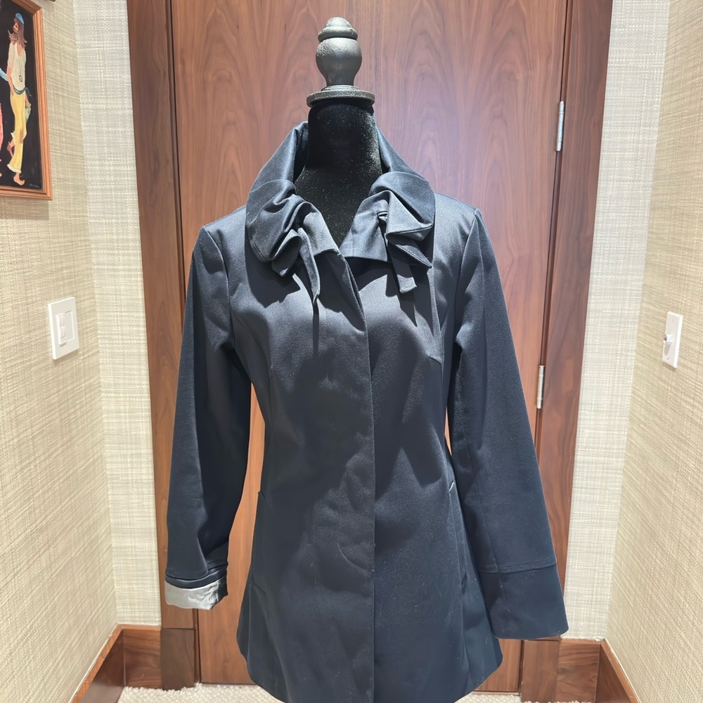 Black Trench Coat with Tailored Fit and Classic Silhouette